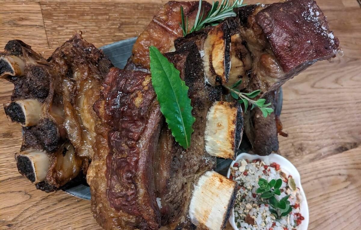 Gegrillte Rinderrippen und Rinderstücke auf dem Holzbrett