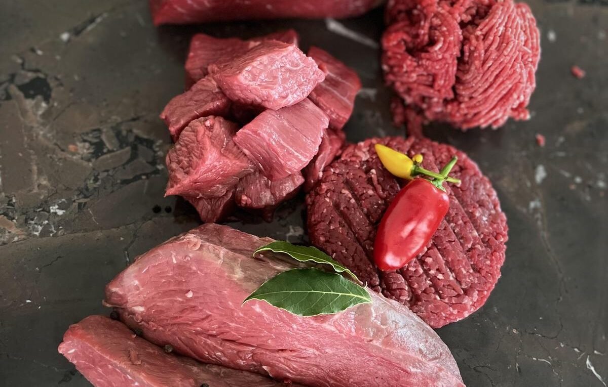 Rindfleisch-Teilstücke mit Kräutern und Chili auf Schiefer