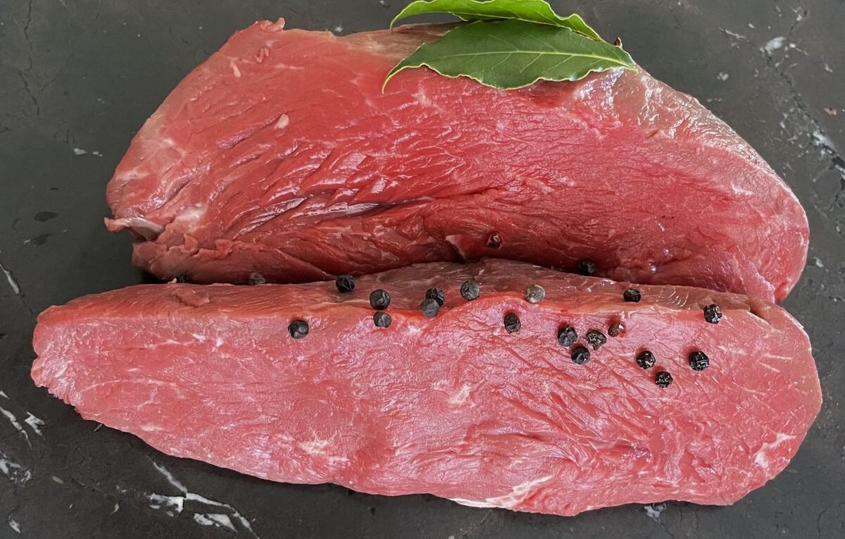 Rohes Rindfleisch am Stück mit Pfefferkörnern und Lorbeer