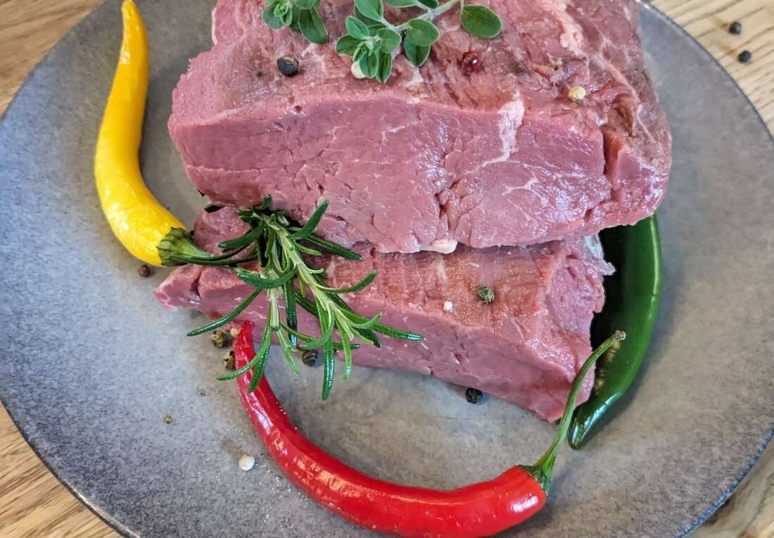 Rohes Rindfleisch mit Rosmarin und Chili, bereit für die Marinade